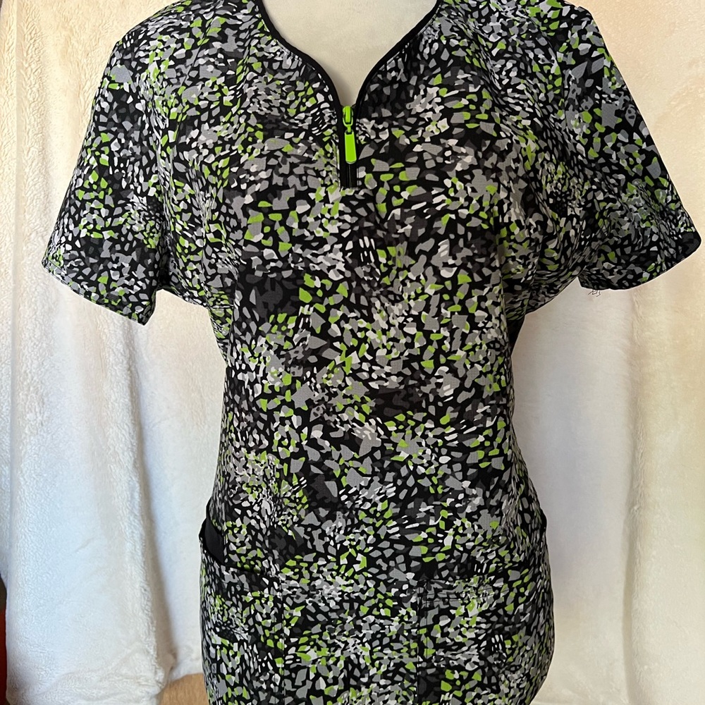 Med Couture Women’s Scrub Top